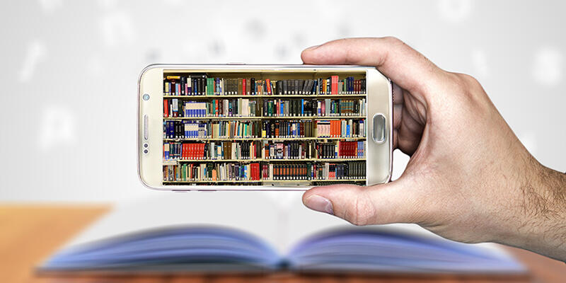 En mobiltelefon som visar bild på en bokhylla  med massor av böcker.